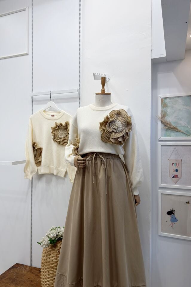 Vizon Çiçek Motifli Krem Kazak