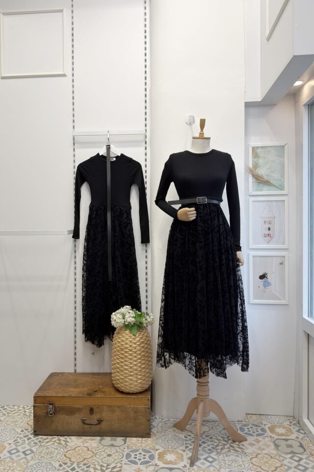 Siyah Eteği Asimetrik Kesim Çiçek Desenli Elbise