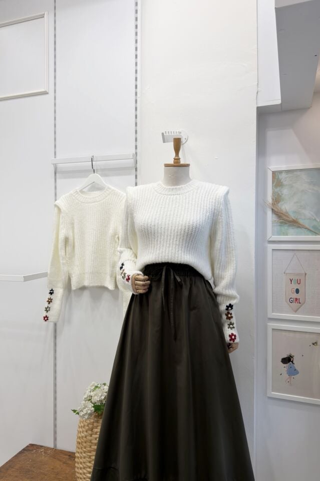 Kolları Çiçek Nakışlı Beyaz Kazak