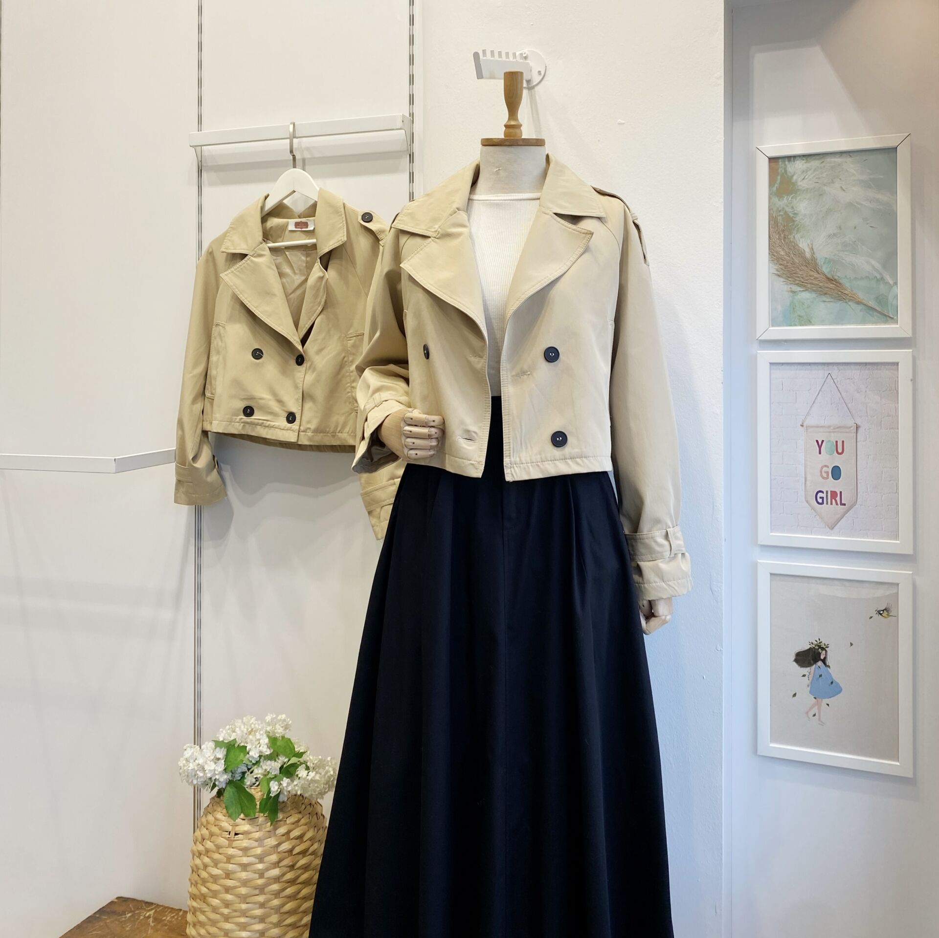 Siyah Düğmeli Bej Kısa Trençkot