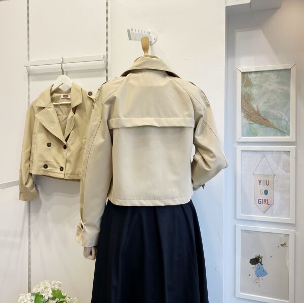 Siyah Düğmeli Bej Kısa Trençkot