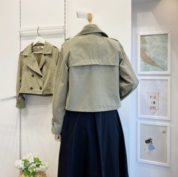 Siyah Düğmeli Yeşil Kısa Trençkot