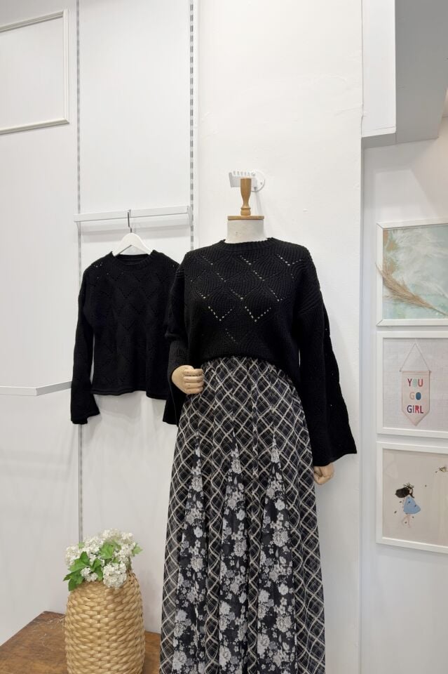 Siyah Delikli Triko Kazak