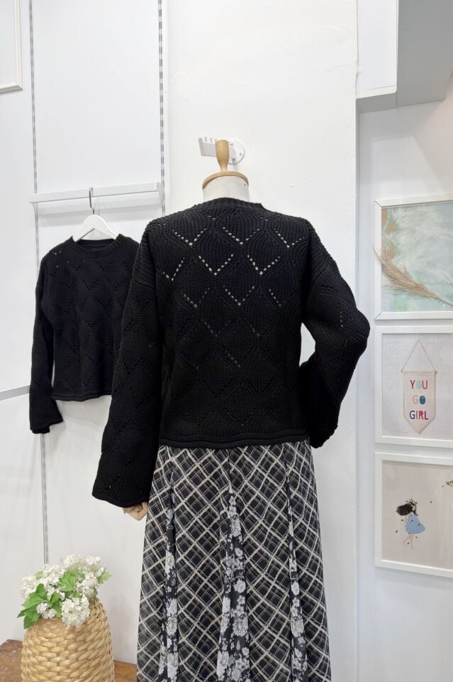 Siyah Delikli Triko Kazak