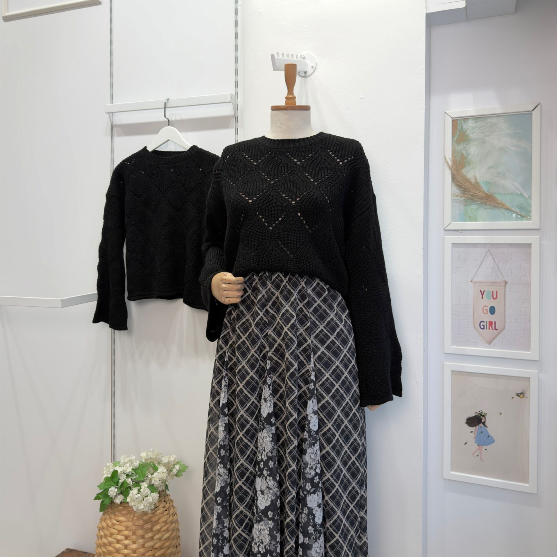 Siyah Delikli Triko Kazak