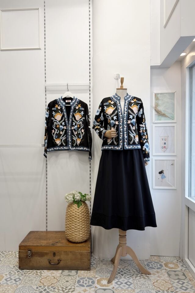 Renkli Çiçek Nakışlı Siyah Ceket