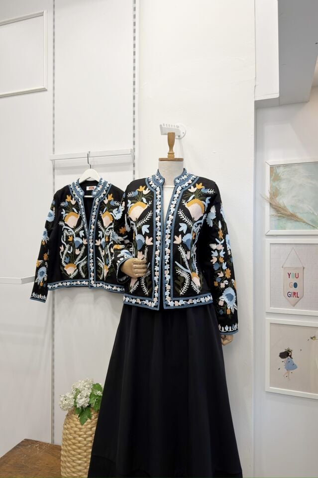 Renkli Çiçek Nakışlı Siyah Ceket