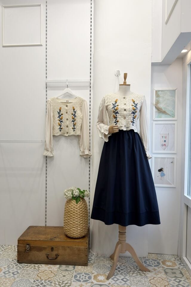 Salkım Çiçek Nakışlı Krem Gömlek