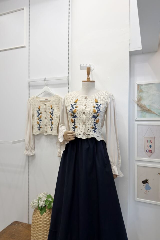 Salkım Çiçek Nakışlı Krem Gömlek