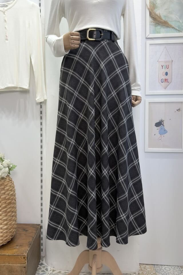 Siyah Kemer Detaylı  Ekoseli Notes Etek