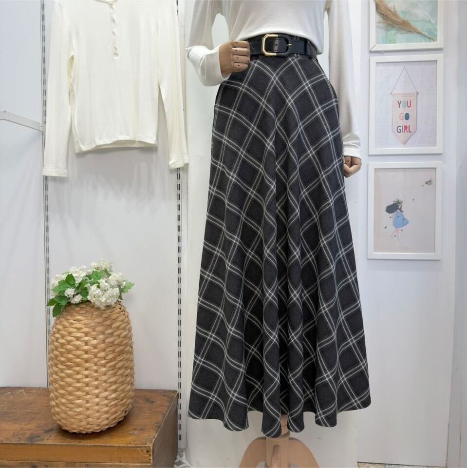 Siyah Kemer Detaylı  Ekoseli Notes Etek