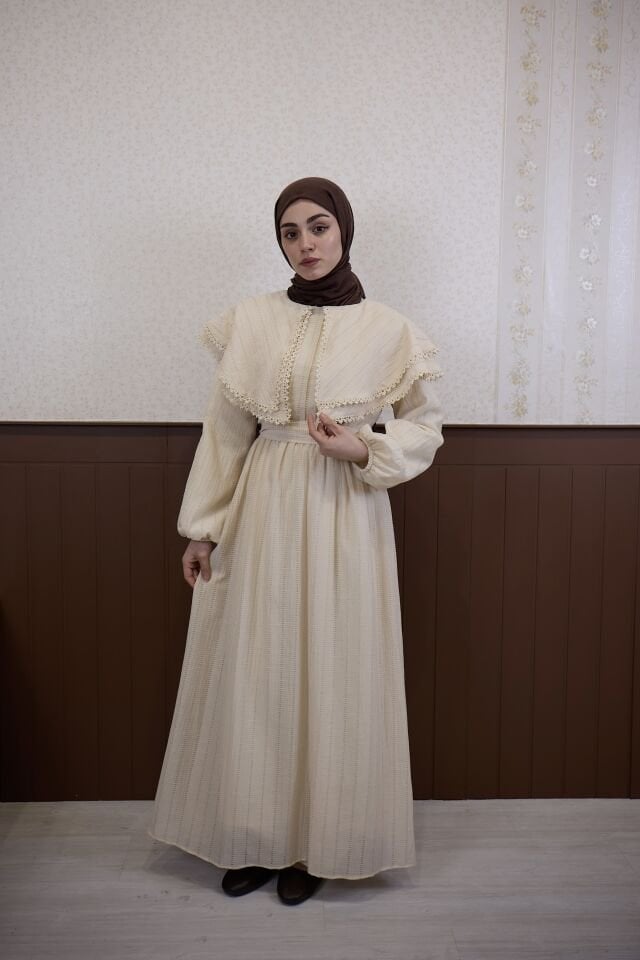 Krem Pelerin Yakalı Elbise