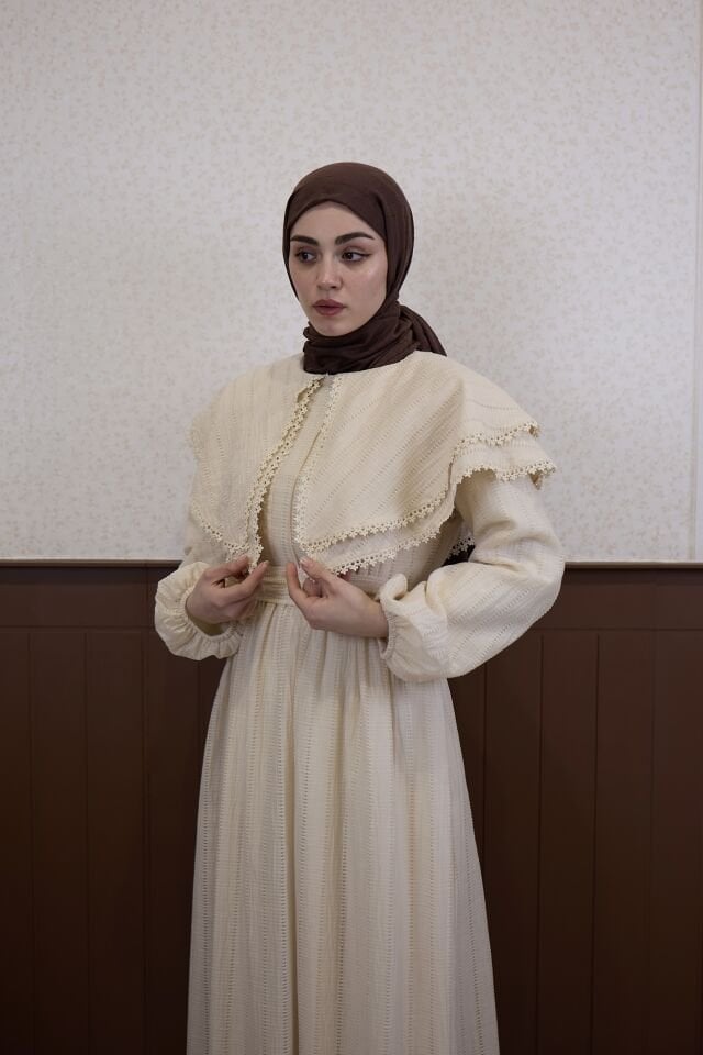 Krem Pelerin Yakalı Elbise