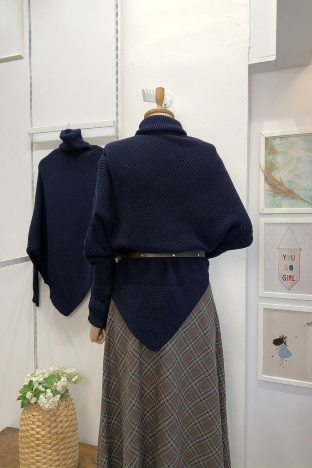 Lacivert Asimetrik Kesim Triko Kazak