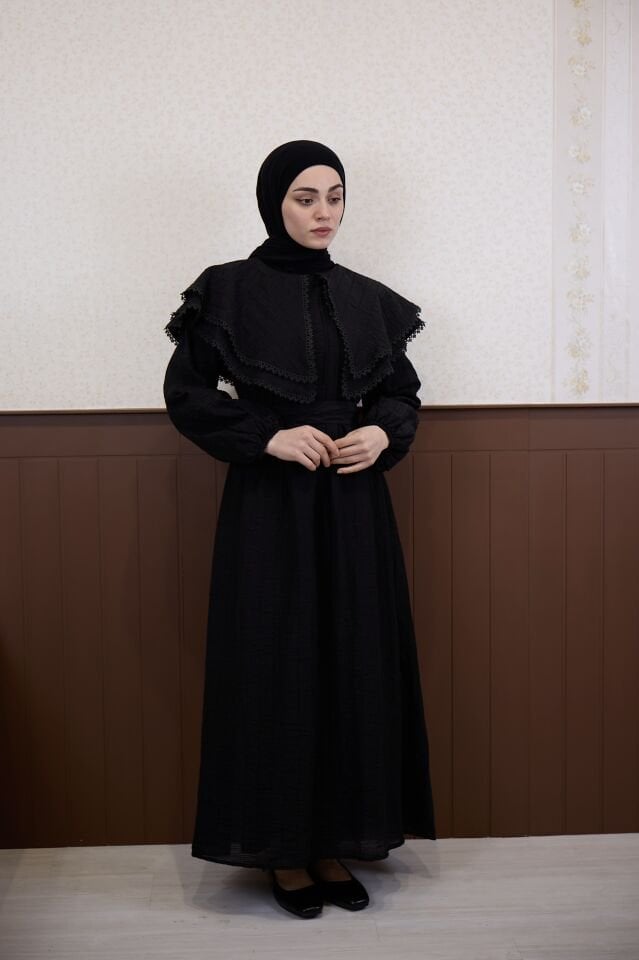 Siyah Pelerin Yakalı Elbise