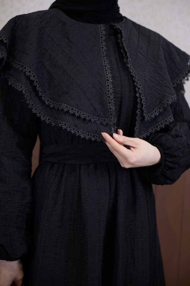 Siyah Pelerin Yakalı Elbise