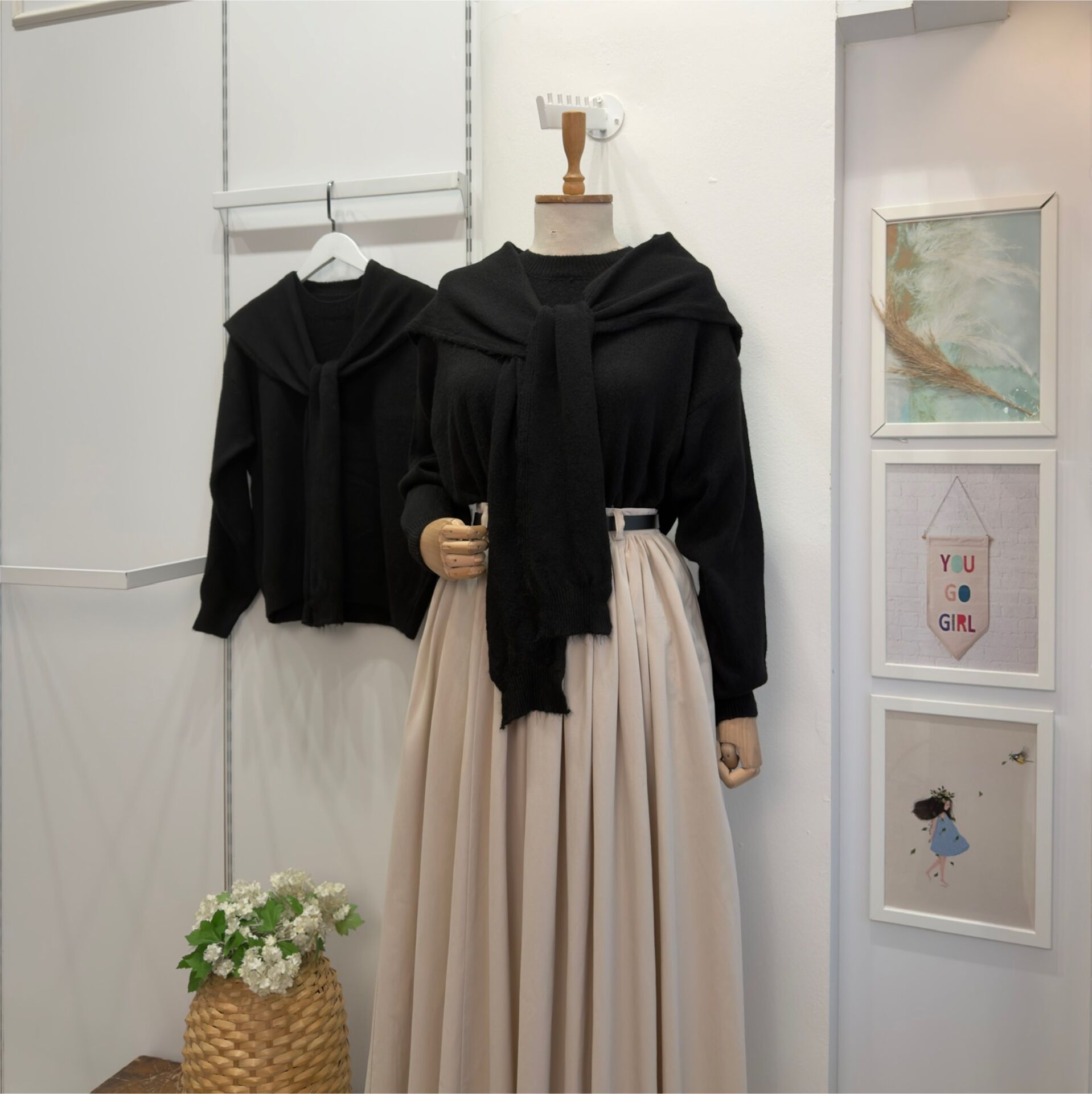 Omzu Şal Detaylı Siyah Yumuşak Dokulu Kazak