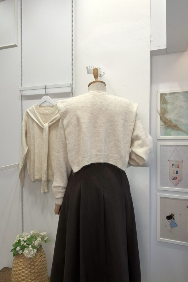 Omzu Şal Detaylı Ekru Yumuşak Dokulu Kazak