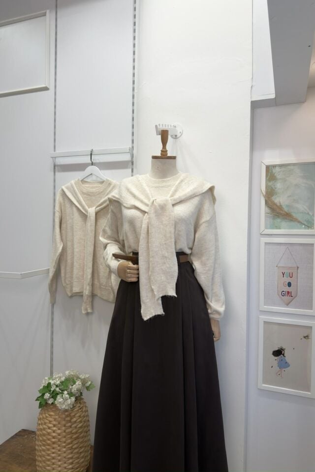 Omzu Şal Detaylı Ekru Yumuşak Dokulu Kazak