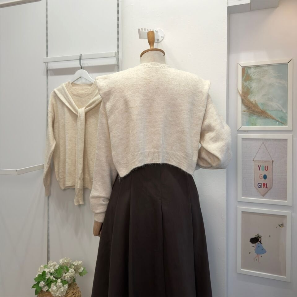 Omzu Şal Detaylı Ekru Yumuşak Dokulu Kazak