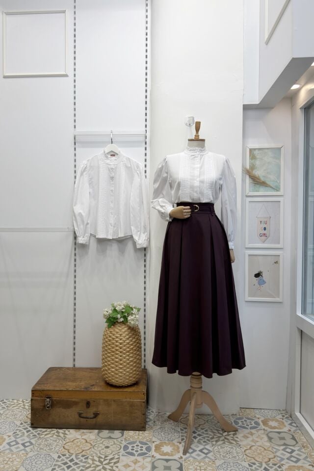 Beyaz Hakim Yaka Nervür Dikişli Poplin Gömlek