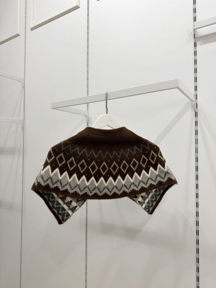 Kahverengi Desenli Triko Yaka