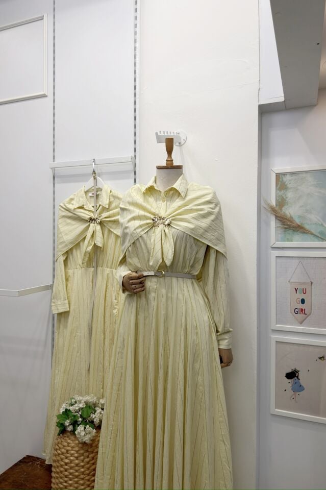 Sarı Şal Aksesuarlı Çizgili Elbise