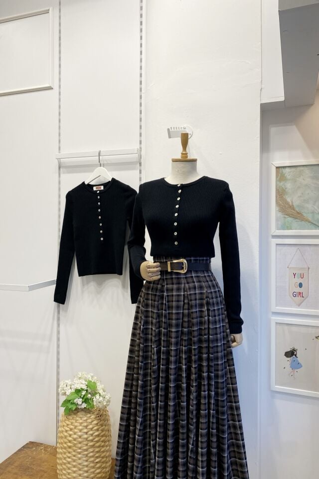 Siyah Yünlü Düğmeli Triko Kazak