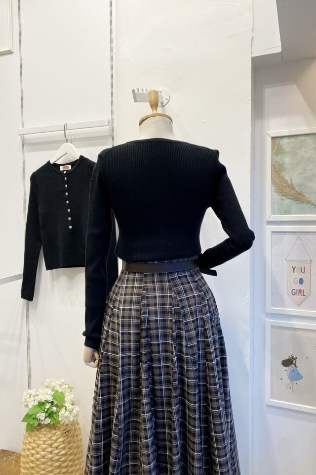 Siyah Yünlü Düğmeli Triko Kazak