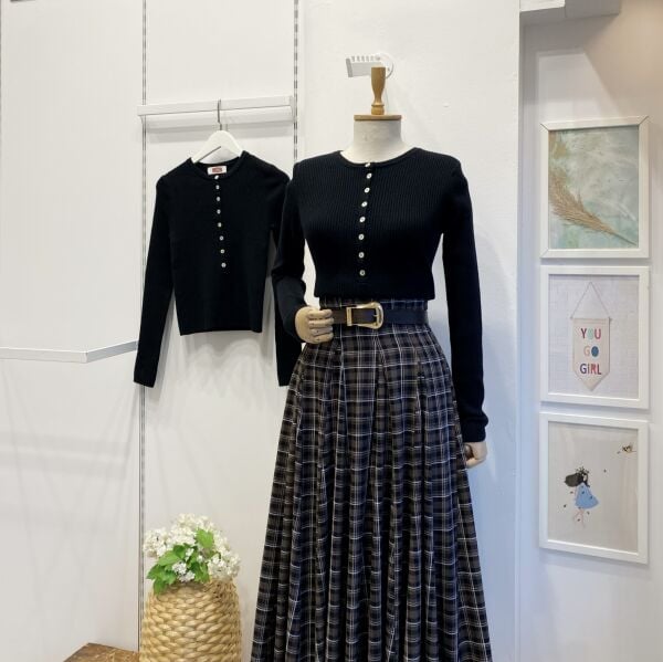 Siyah Yünlü Düğmeli Triko Kazak