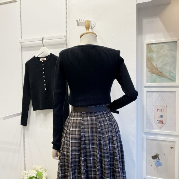 Siyah Yünlü Düğmeli Triko Kazak