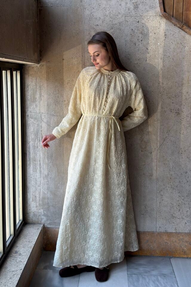 Krem Çiçek Brode Detaylı Elya Elbise
