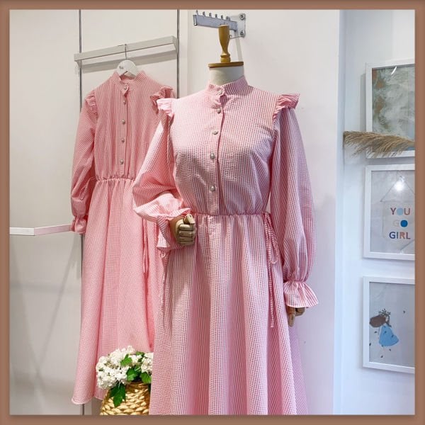 PEMBE ÇİZGİ DESEN İNCİ DÜĞMELİ GOFRE ELBİSE